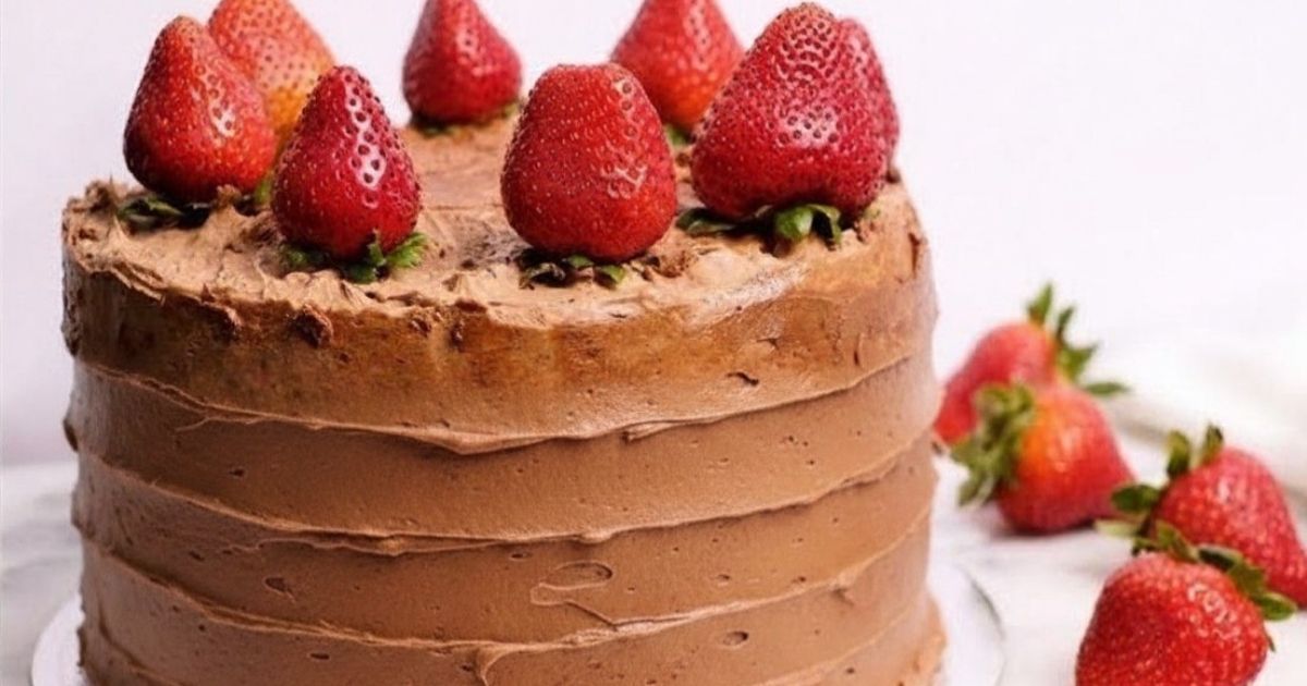 Naked Chocolate Cake With Chocolate Whipped Buttercream Frosting (1)