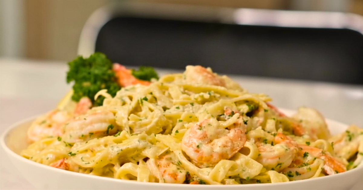 The Best Creamy Shrimp Alfredo